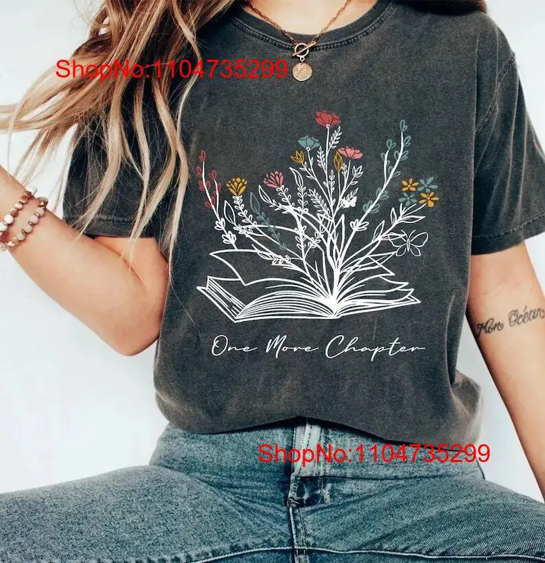 Vintage Fashion Knitwear Book - Футболка с книгой «Один более главы»